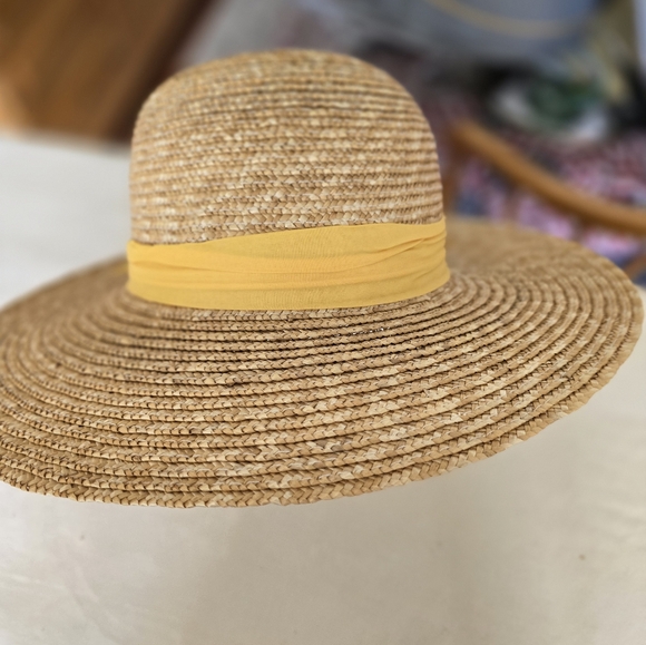 Five beautiful straw hats + hat box! - Picture 10 of 16